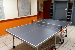 des enfants qui jouent au ping-pong