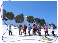 des randonneurs en raquette  neige